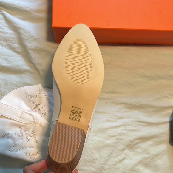 Women’s white cowboy boots - Picture 3 of 5